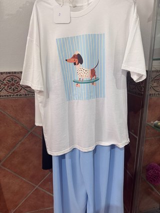 Camiseta blanca con perro en patineta