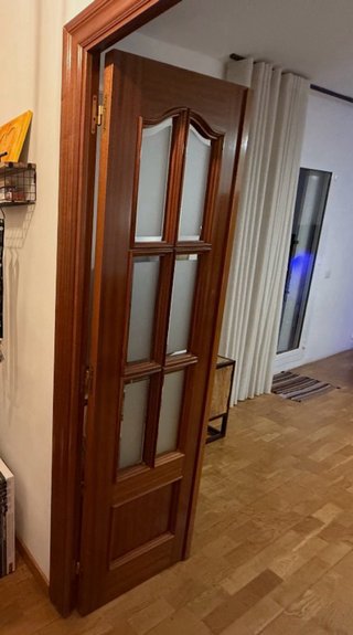 Puerta madera maciza con cristalera