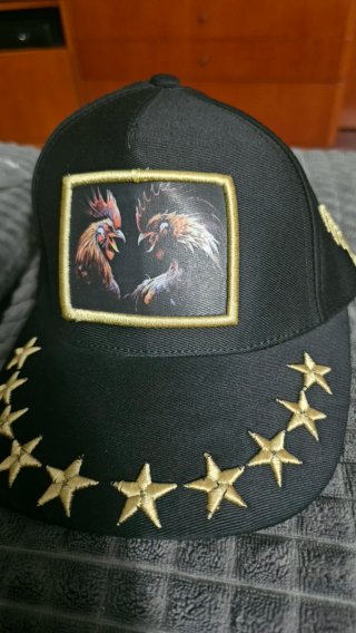 Gorra Negra con Estrellas Doradas y Diseño de Gall