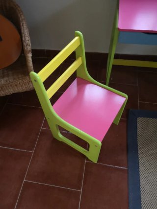 Pupitre infantil madera rosa y verde