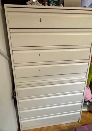 Mueble de madera con cajones y cristal, cama y mas