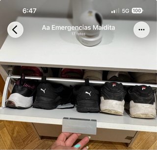 Mueble de madera con cajones y cristal, cama y mas