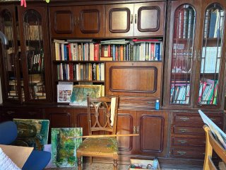 Mueble de madera y cristal