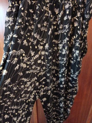 Mono estampado floral negro