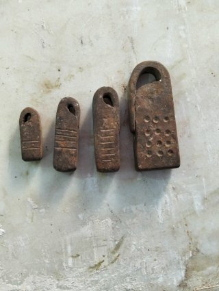 Pesas antiguas de hierro