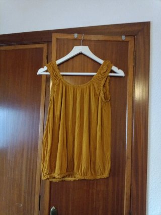 Blusa mostaza sin mangas