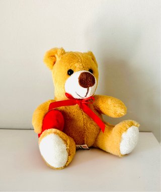 Orsacchiotto peluche con cuore rosso