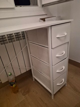 Escritorio blanco con cajones y estantes