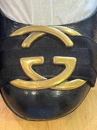 Zapatos Gucci Negros con Logo Dorado