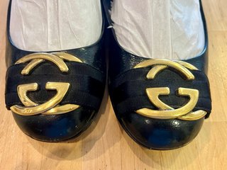 Zapatos Gucci Negros con Logo Dorado
