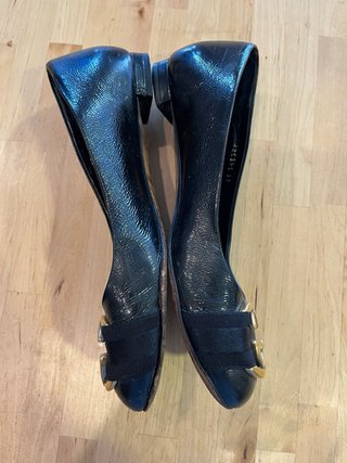 Zapatos Gucci Negros con Logo Dorado