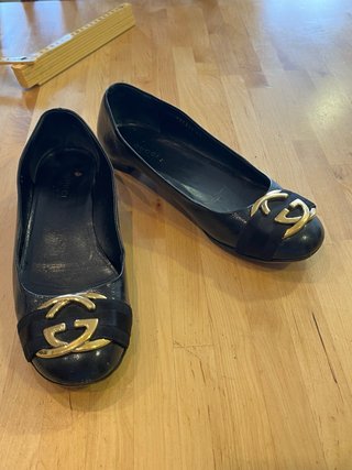 Zapatos Gucci Negros con Logo Dorado