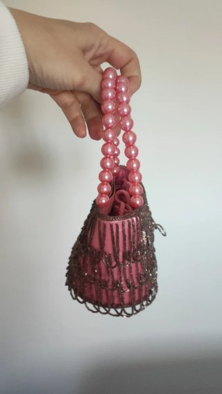 Bolso de fiesta rosa con perlas y abalorios