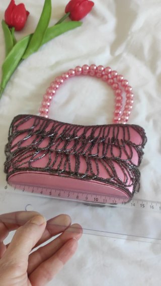 Bolso de fiesta rosa con perlas y abalorios