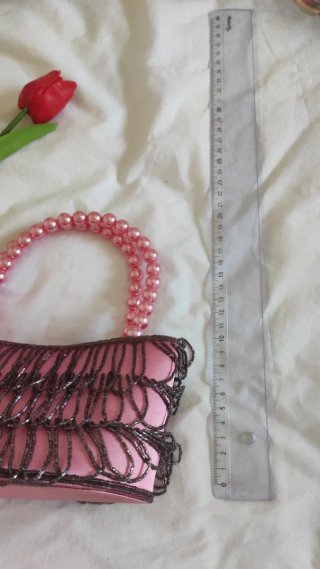 Bolso de fiesta rosa con perlas y abalorios