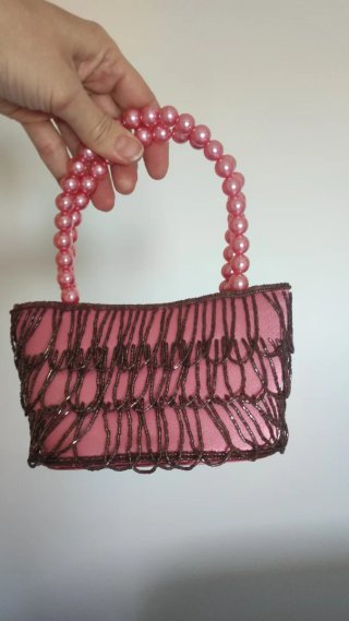 Bolso de fiesta rosa con perlas y abalorios