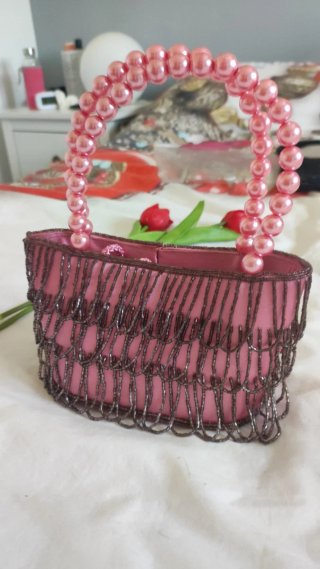 Bolso de fiesta rosa con perlas y abalorios