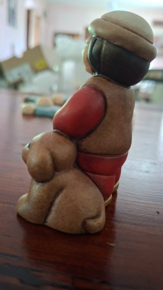 Thun, Presepe classico ~Pastore con cane [Rosso]