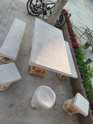 Conjunto terraza piedra mesa y bancos