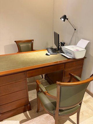Despacho entero con muebles de madera de calidad