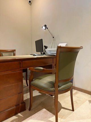 Despacho entero con muebles de madera de calidad