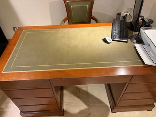 Despacho entero con muebles de madera de calidad