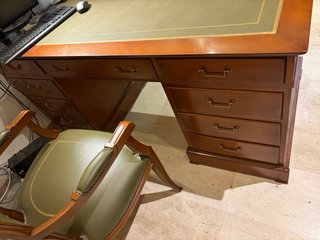 Despacho entero con muebles de madera de calidad