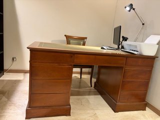 Despacho entero con muebles de madera de calidad