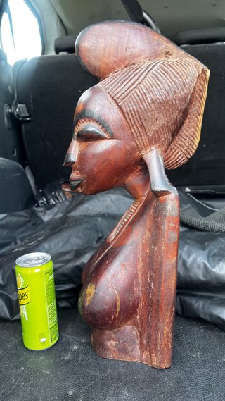 Figura africana de madera tallada