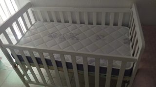 Cuna de bebé blanca con colchón