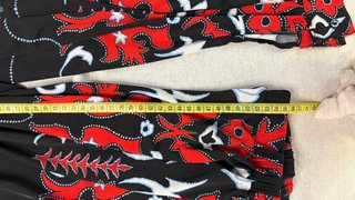 Camiseta estampada negra y roja