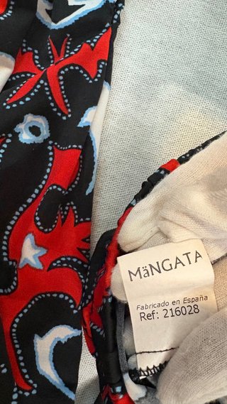 Camiseta estampada negra y roja
