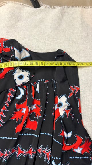 Camiseta estampada negra y roja