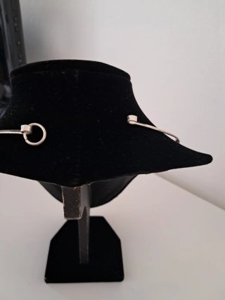 Collana girocollo rigido