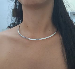 Collana girocollo rigido