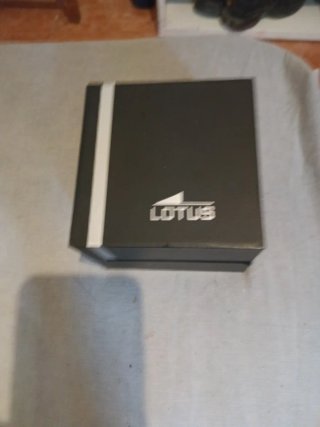 Reloj Lotus Negro y Plateado