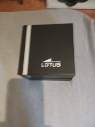 Reloj Lotus Negro y Plateado