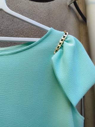 Camiseta verde agua con cadena dorada