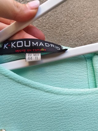 Camiseta verde agua con cadena dorada