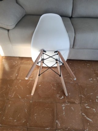 Sillas de plástico y madera  4 sillas