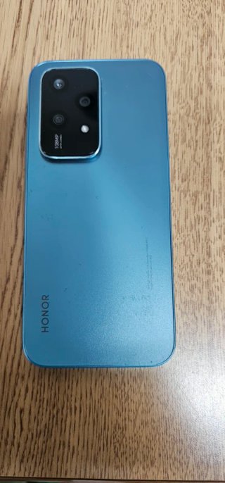 Telefono Honor e orologio Huawei con cavi