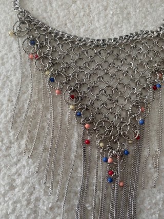 Collar plateado con cuentas