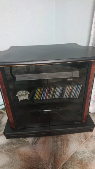 Mueble TV con puertas de cristal