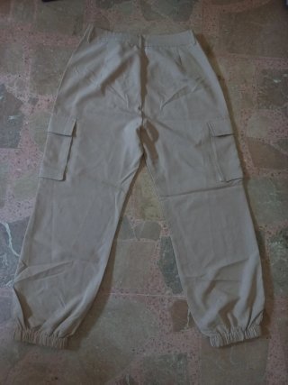 Pantalón cargo beige