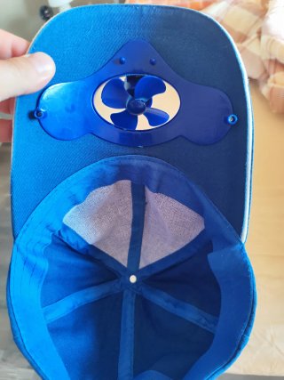 Cappello con ventola solare