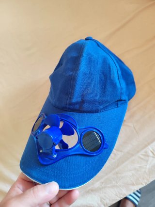 Cappello con ventola solare