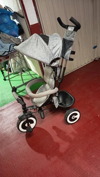 Triciclo infantil gris como nuevo