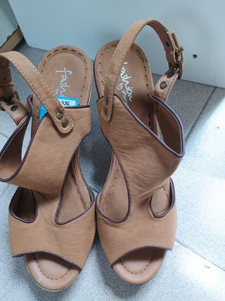 Sandalias nuevas Marypaz Talla 41, tacón y cuña