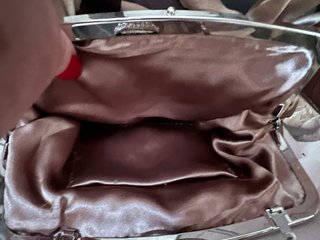 Cartera de fiesta dorada con pedrería