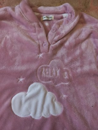 Pijama rosa con nubes y estrellas